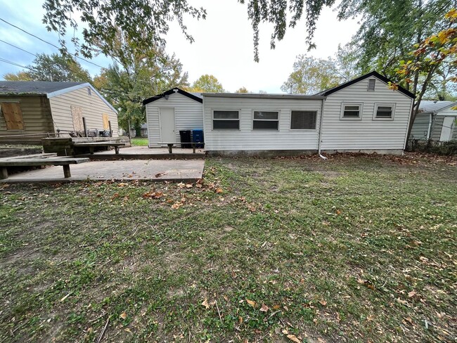 Building Photo - Spacious Three Bedroom One Bath Home Comin...