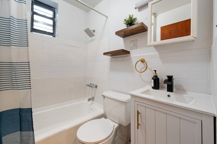 Building Photo - 690 9th Ave