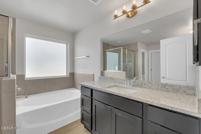Building Photo - East El Paso 4 bed Refrig A/C