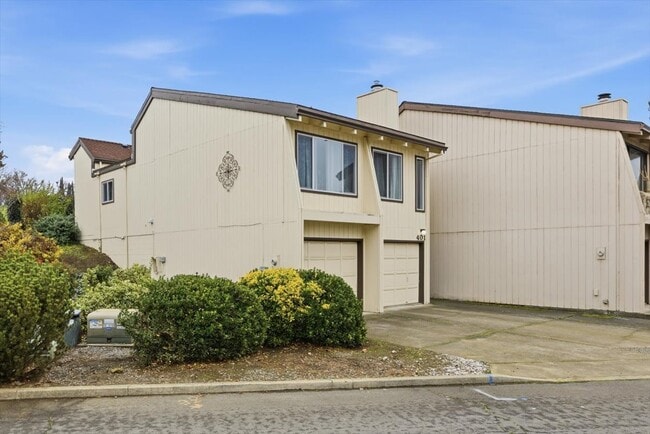 Building Photo - 401 Eastwood Dr