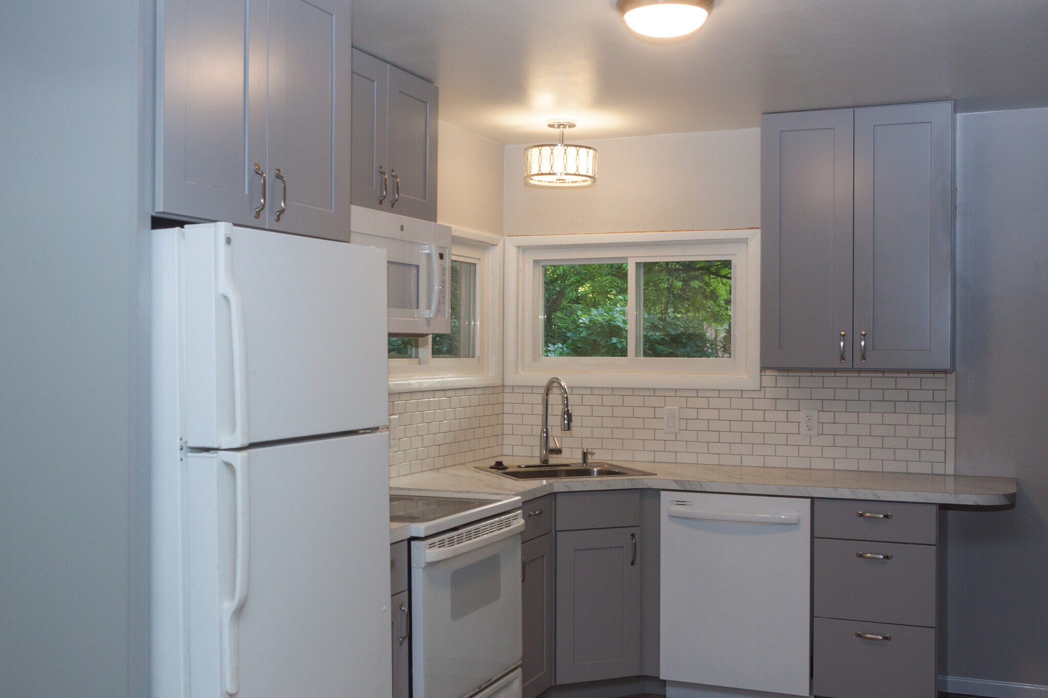 Building Photo - 415 S Revena Blvd