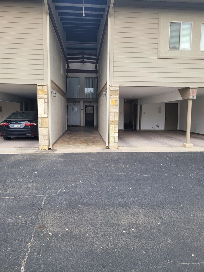 Building Photo - 306 Out Yonder