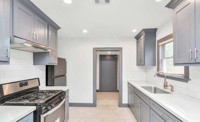 Building Photo - 806 Caplin St