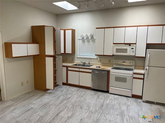 Building Photo - 1375 Canyon Trce