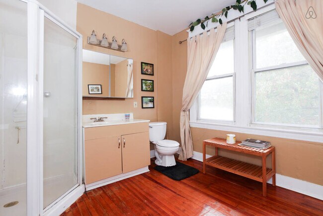 Building Photo - Private room in 6 bedroom Washington Apart...