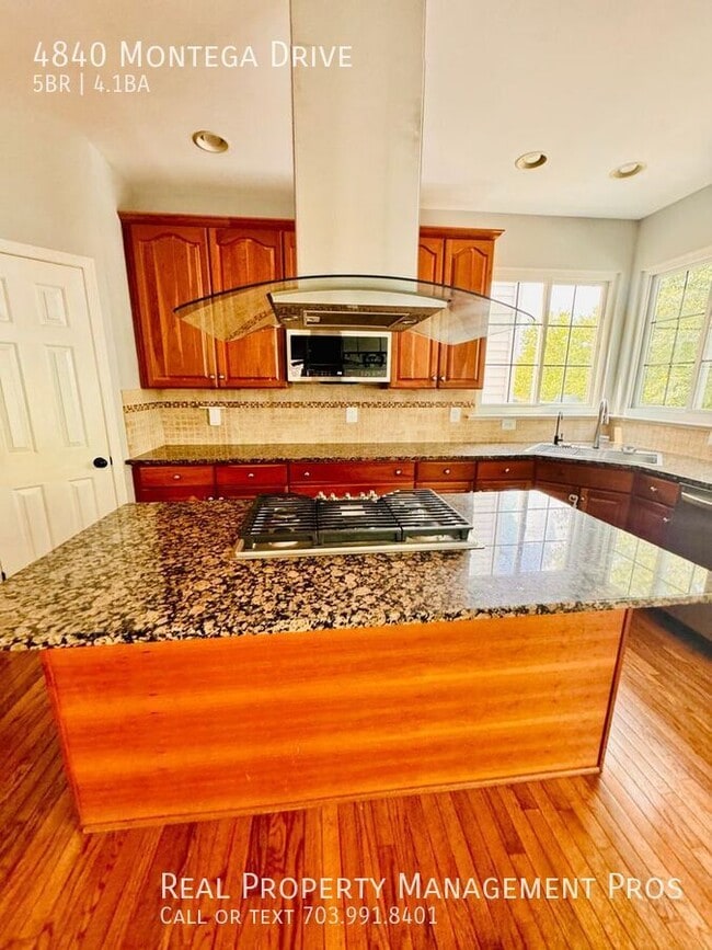 Building Photo - 4840 Montega Dr