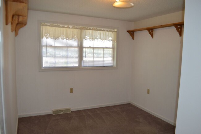 Building Photo - 127 Freedom Dr