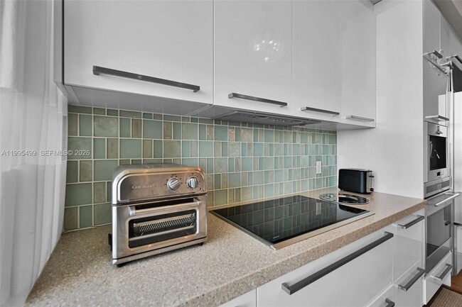 Building Photo - 15901 Collins Ave