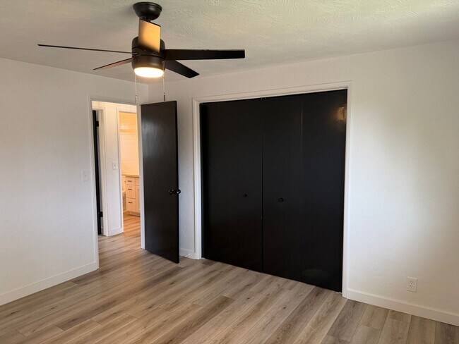 Building Photo - Updated 2 bedroom 1 bath duplex!