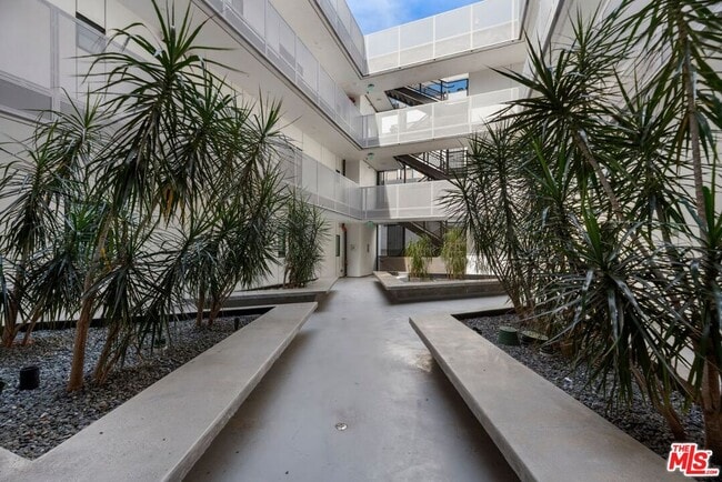 Building Photo - 829 Larrabee St