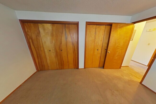 Building Photo - 2 Bedroom Apartment ~ Close to Campus