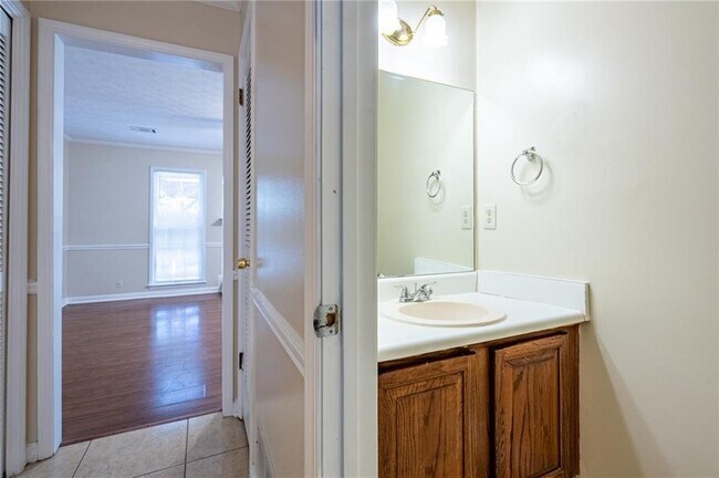 Building Photo - 2928 Governors Ct