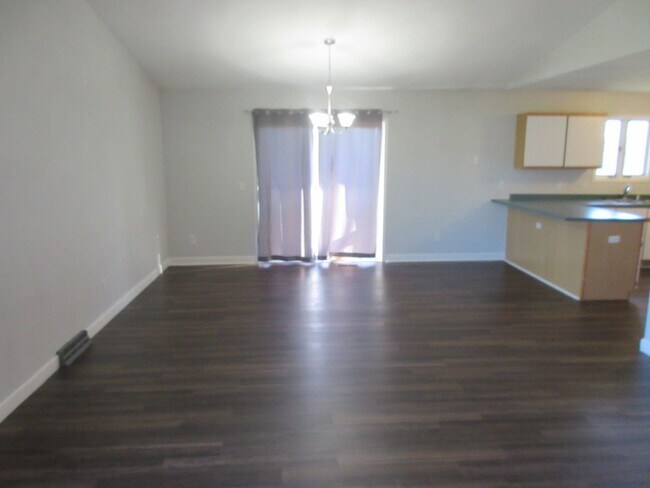 Building Photo - 452