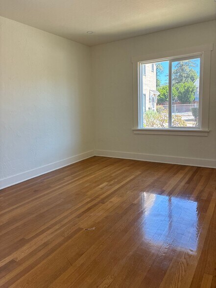 Building Photo - 877 Villa Ave