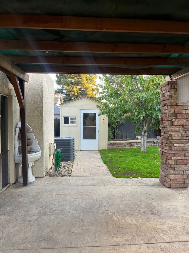 Building Photo - Beautiful Home With Sparkeling Pool