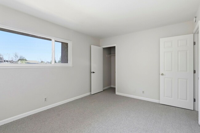 Building Photo - Sunset Park Townhouse Available for Rent!