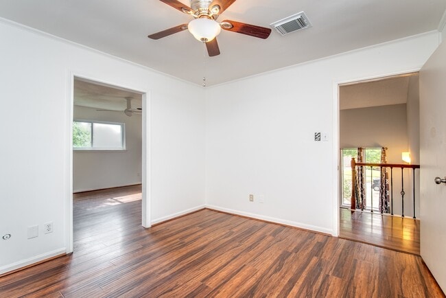 Building Photo - 3927 Pleasant Valley Dr