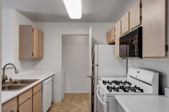 Building Photo - 7885 W Flamingo Rd