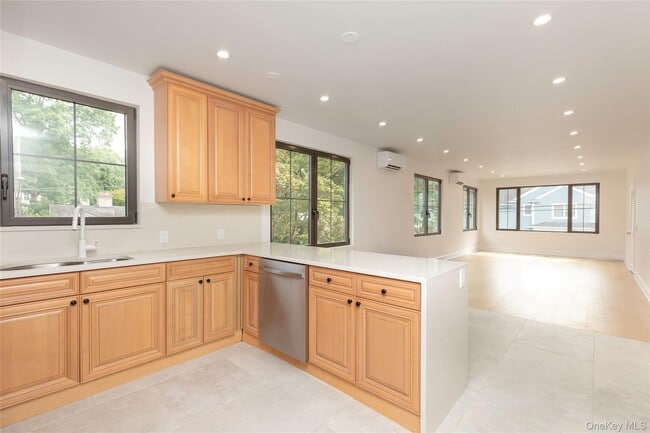 Building Photo - 31 Maple St