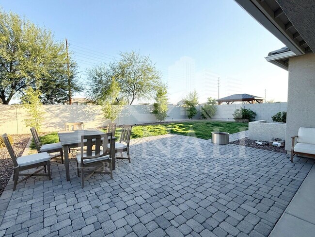 Building Photo - 1053 E Horro Rd