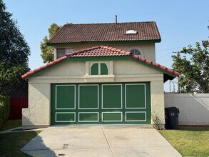 Building Photo - Move in Ready - Spacious 3 bed 2 bath Upda...