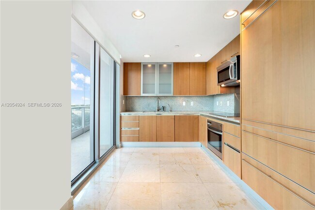 Building Photo - 2627 S Bayshore Dr