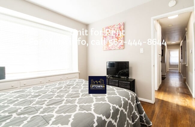 Building Photo - House - 3 Bedrooms / 2 Bathrooms - West Co...