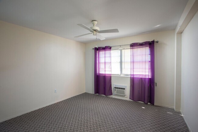 Building Photo - 3 Bedroom 2 Bathroom unfurnished Condo pool view