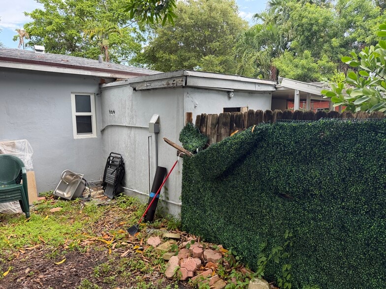 HBoth fences have been fixed. - 13845 NW 6th Ave