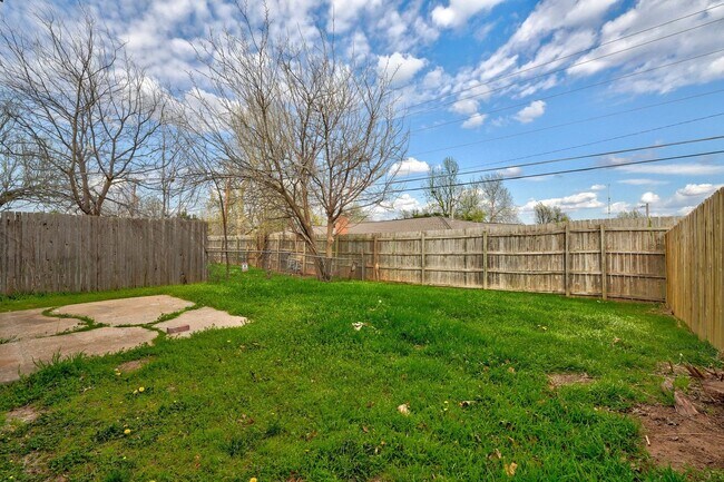 Building Photo - 3 bedroom 2.5 bath - NW Highway and Rockwell