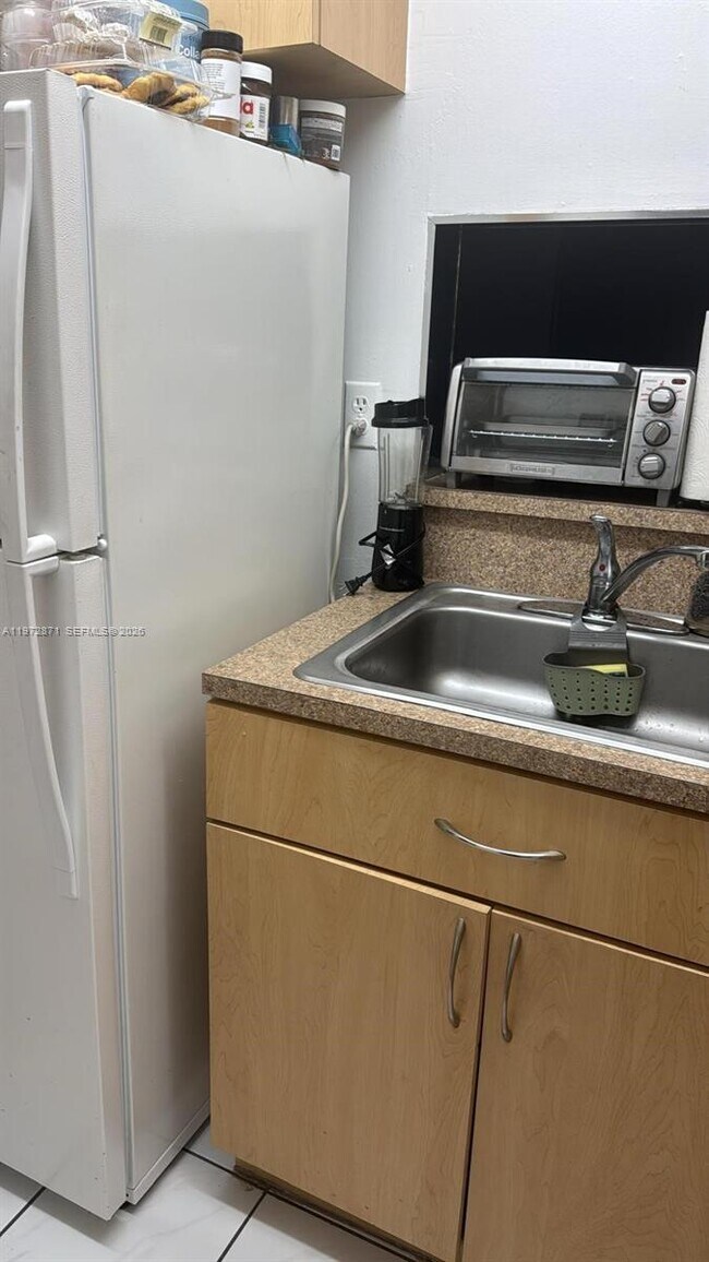 Building Photo - 6200 W Flagler St