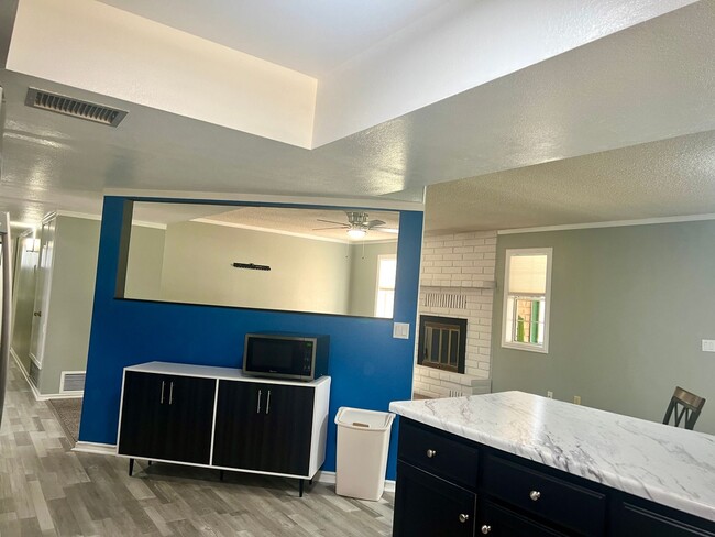 Building Photo - 1310 E Buckhorn Dr