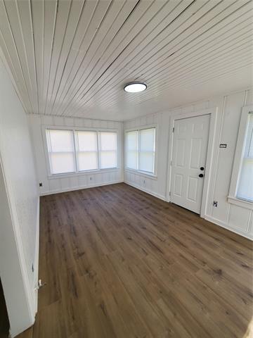 Building Photo - 516 W Beach St