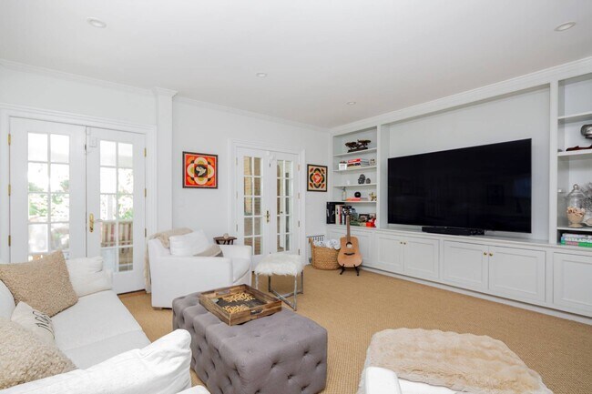 Building Photo - 135 Meeting House Ln