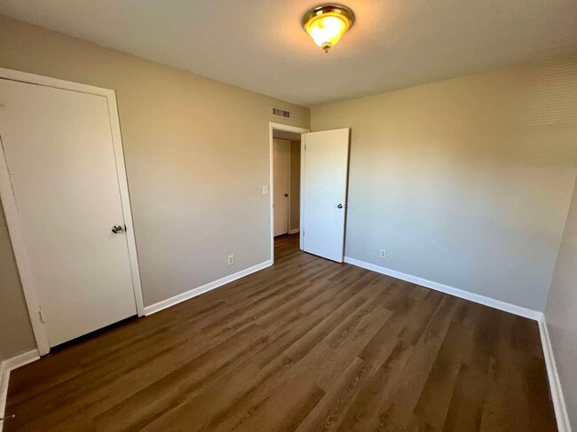 Building Photo - 3 Bedroom Duplex near Murfreesboro City Center! *Large Carport*