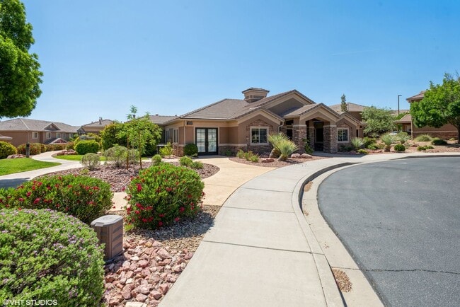 Building Photo - 3 Bedroom Townhome with Private Patio