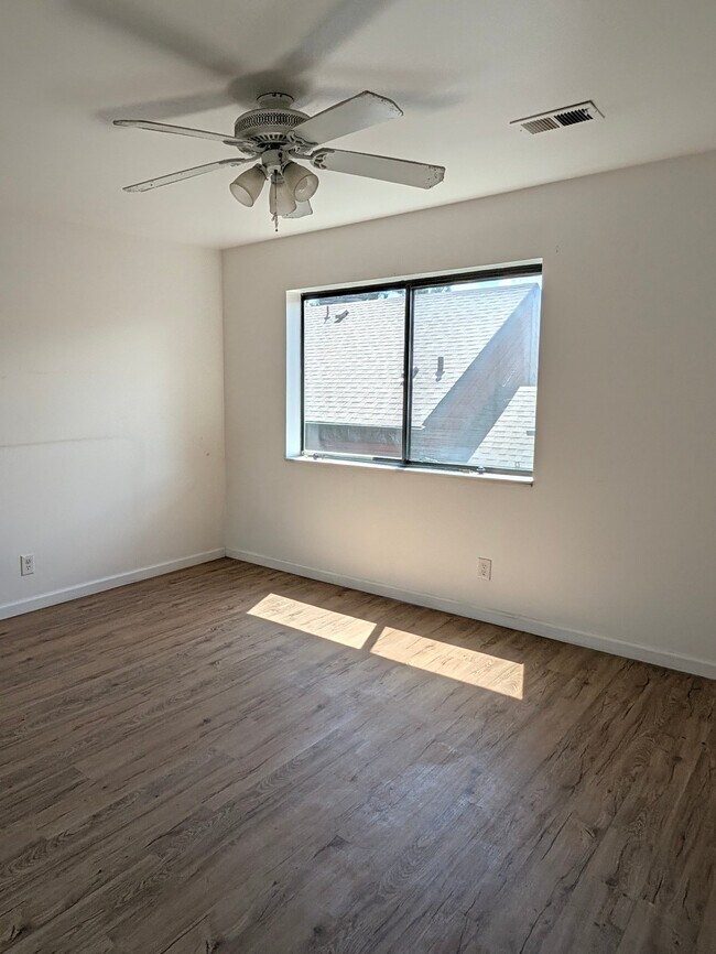 Building Photo - 303 W Lehow Ave