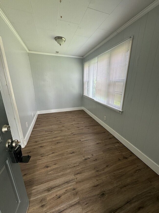 Building Photo - Fenced Yard! 2 Bedroom 1 Bathroom | Pet Friendly!