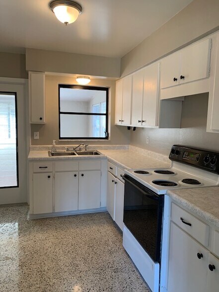 Kitchen - 1367 Gainesville dr