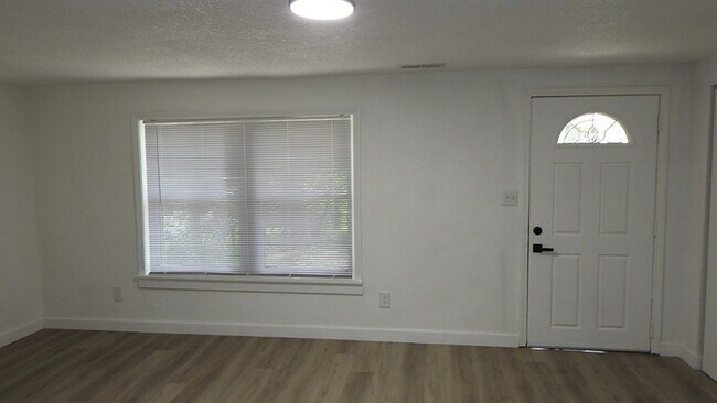 Building Photo - Newly rehabbed fully rehabbed 4 bed 2 bath...