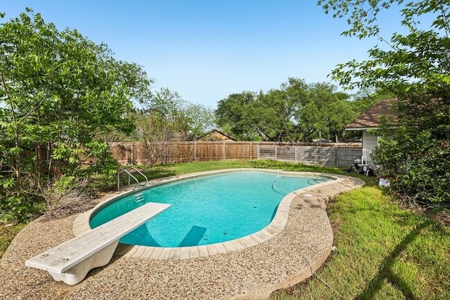 Building Photo - 5900 Gateshead Dr