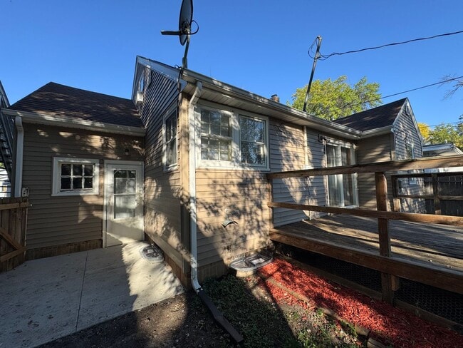 Building Photo - PRICE REDUCED! 4 Bedroom, 1.5 Bathroom Hou...