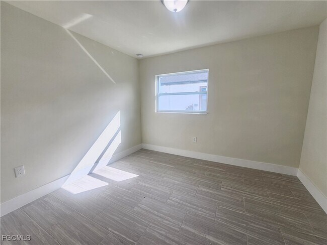 Building Photo - 874 Apartment St