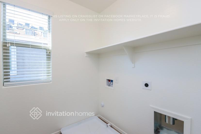 Building Photo - 1323 E Palomino Way