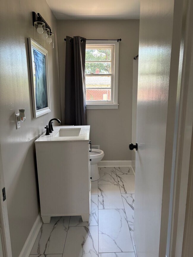 Building Photo - Beautiful brick home, Fully fenced in yard!!