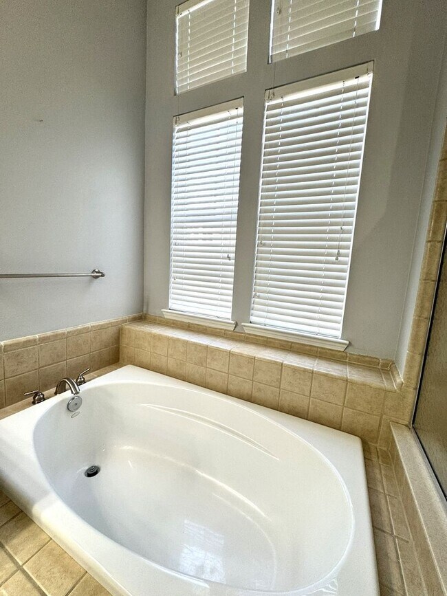Building Photo - 3BR/3BA Eagle Harbor Condo w/ Garage