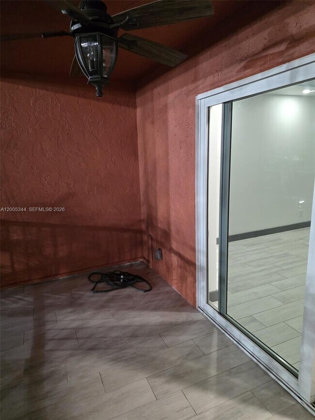 Building Photo - 660 Tennis Club Dr