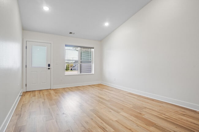 Building Photo - 117 Eiche Dr