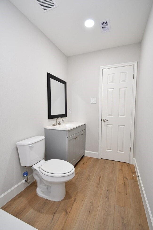 Building Photo - 10910 Fullerton Dr