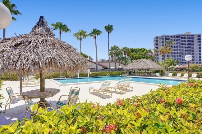 Building Photo - 2621 Parkview Dr S